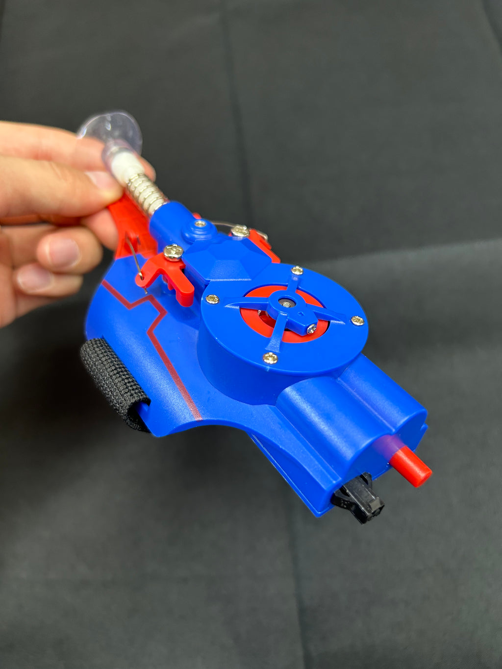 “Spider Web Shooter”Features ultra-long range, auto retraction, and premium craftsmanship.