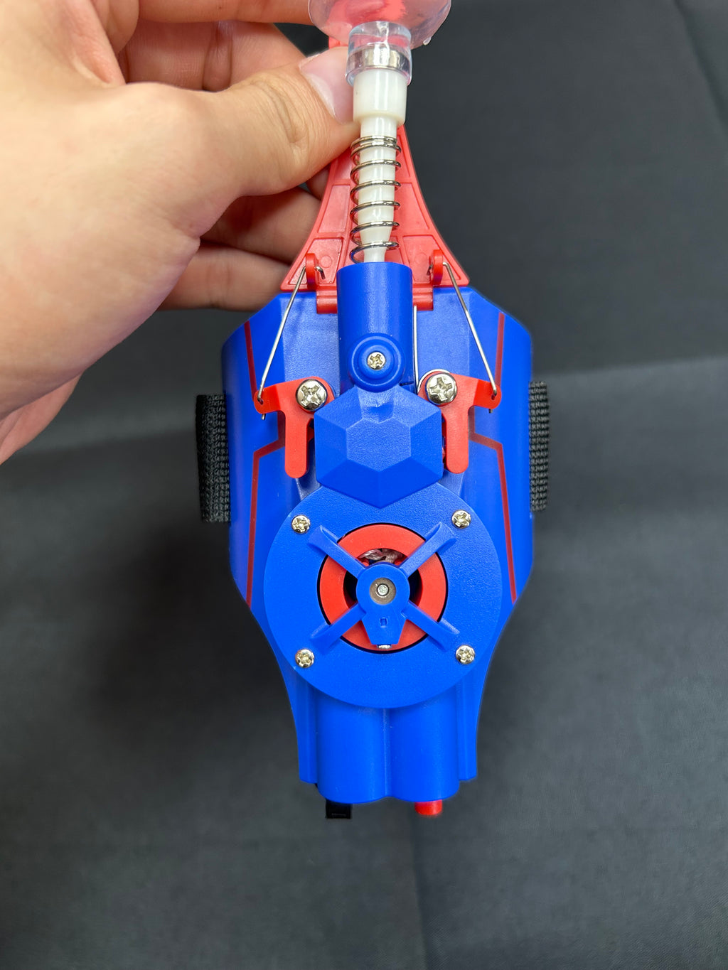 “Spider Web Shooter”Features ultra-long range, auto retraction, and premium craftsmanship.