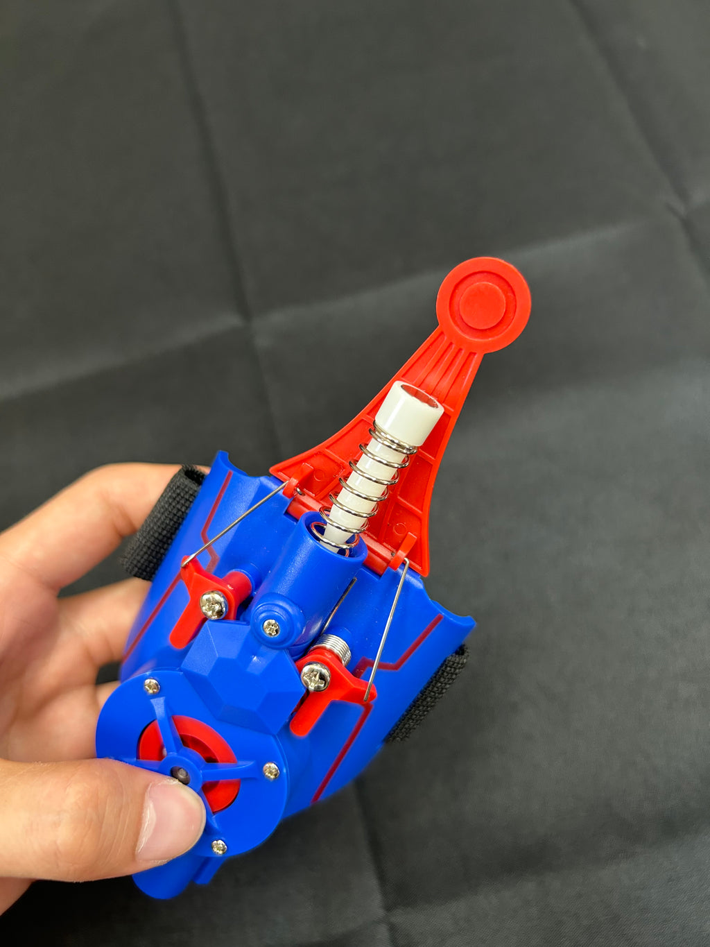 “Spider Web Shooter”Features ultra-long range, auto retraction, and premium craftsmanship.