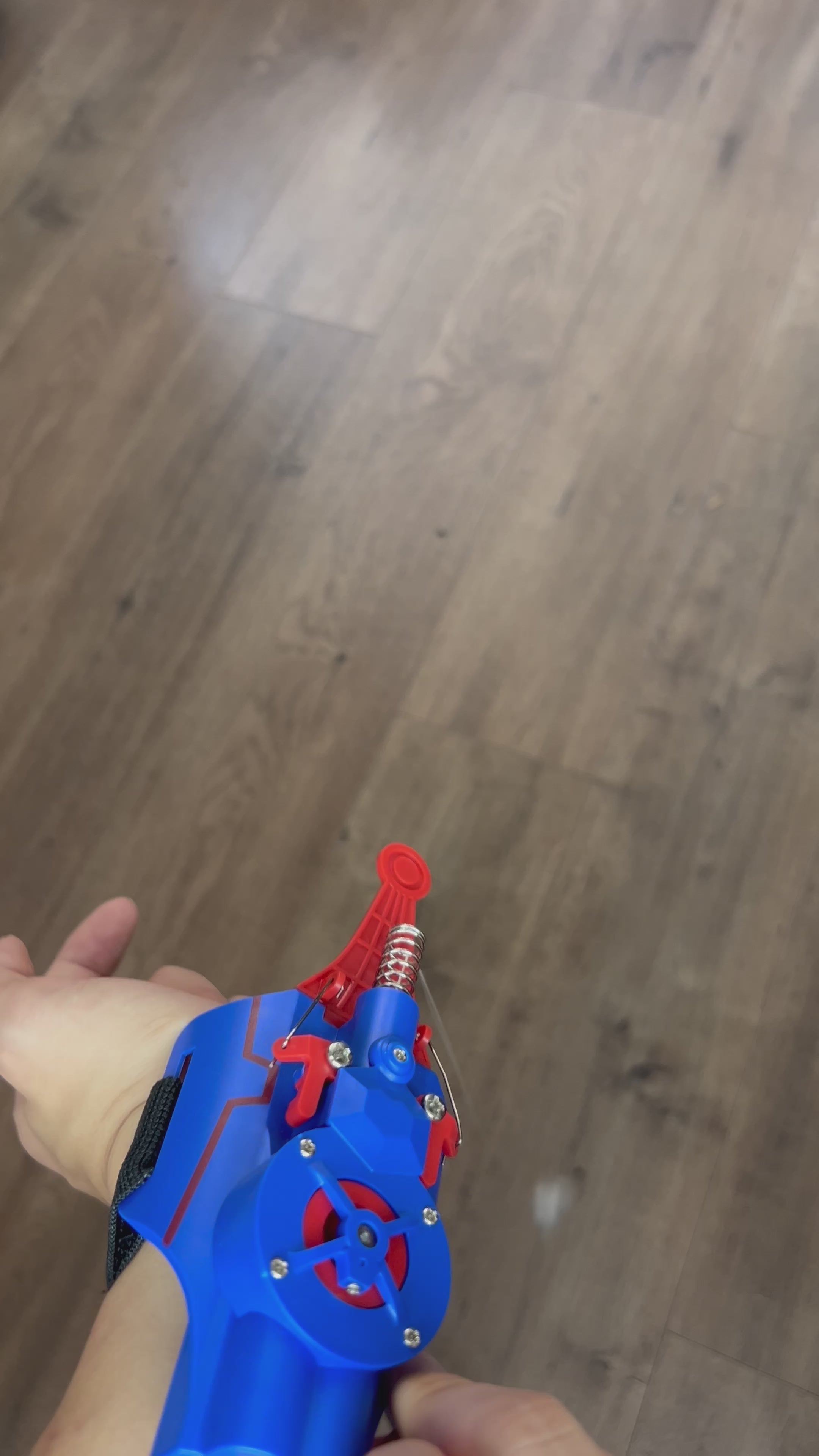 “Spider Web Shooter”Features ultra-long range, auto retraction, and premium craftsmanship.