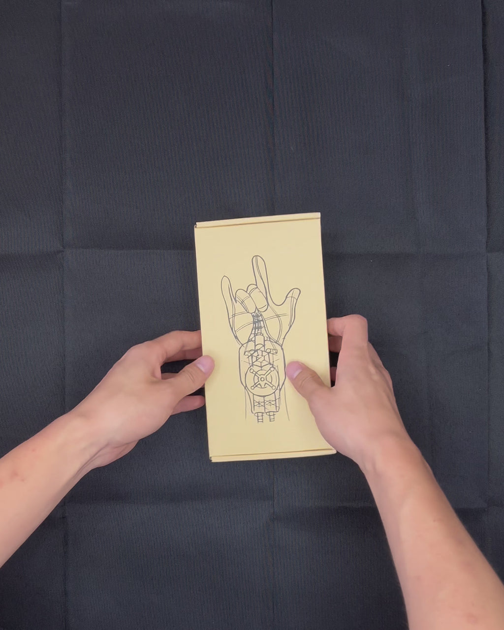 “Spider Web Shooter”Features ultra-long range, auto retraction, and premium craftsmanship.